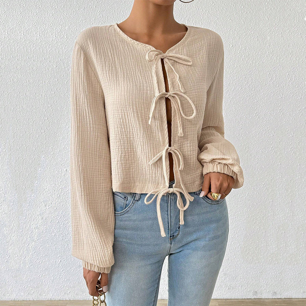 Haut blouse court pour femmes avec des détails de lacets sophistiqués Levoire