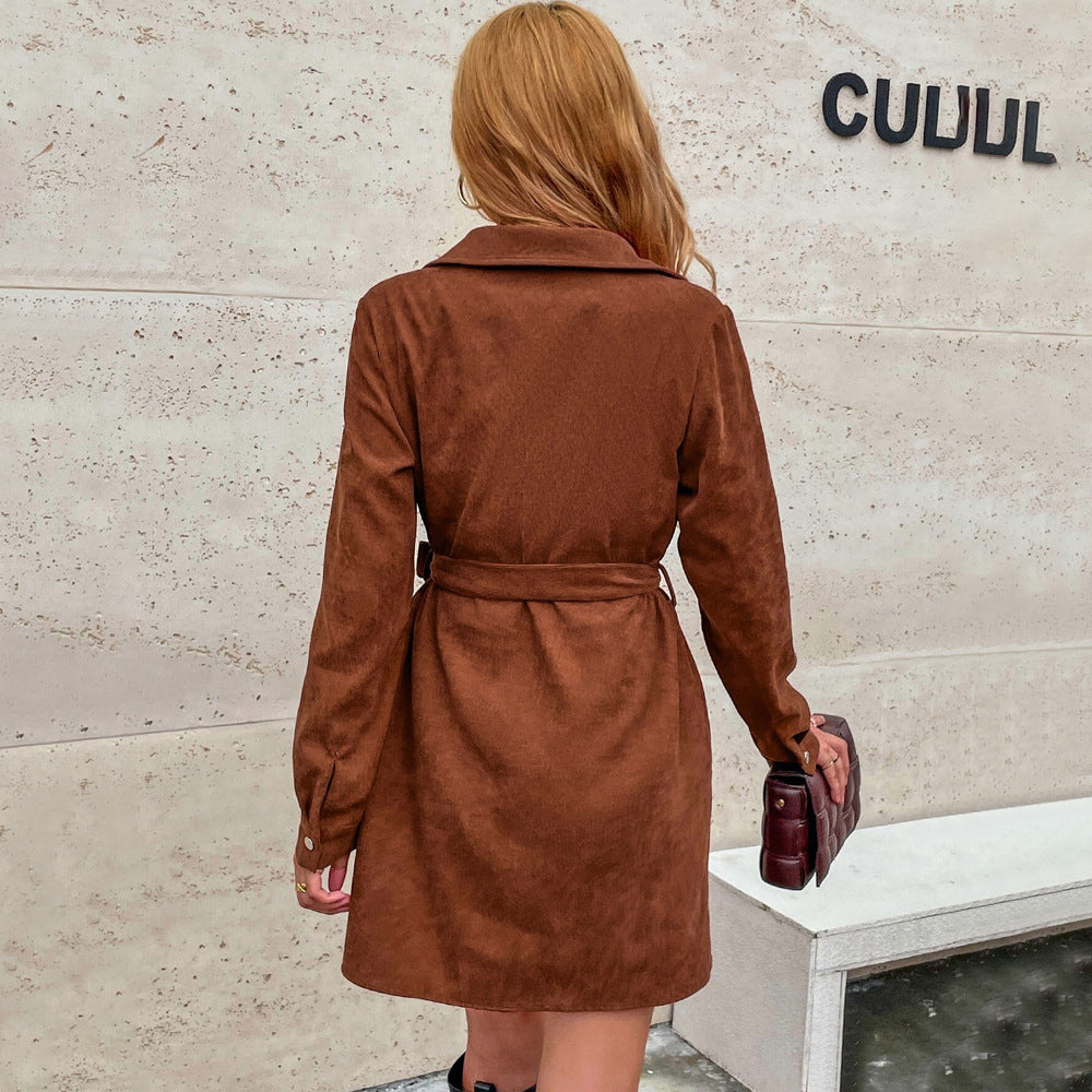 Robe pour femme au style utilitaire élégant avec détails de boutons et taille ceinturée Levoire