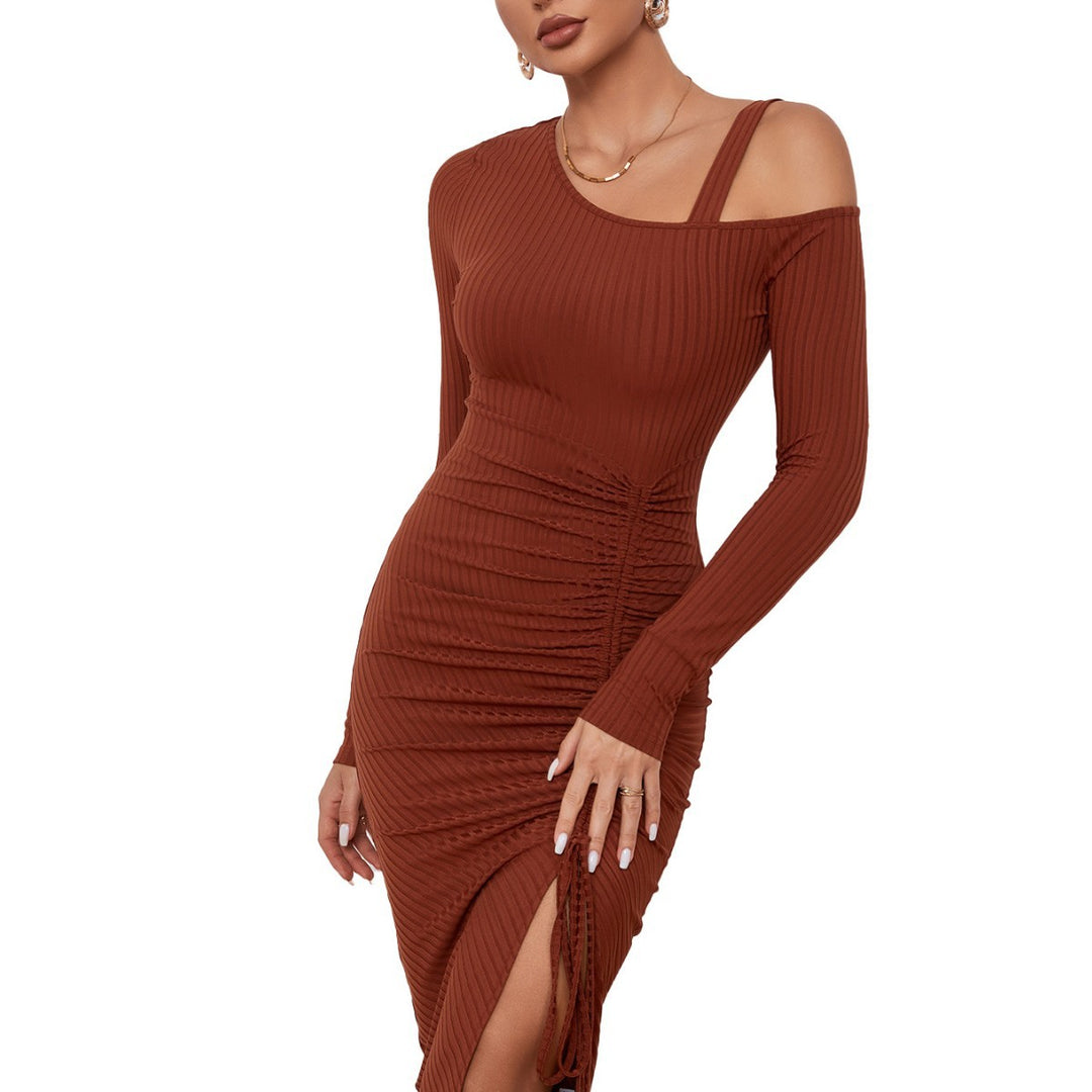 Robe côtelée ajustée pour femme avec décolleté asymétrique et fronces sophistiquées Levoire