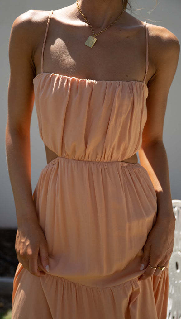 Robe maxi aérienne pour femmes avec de fines volants et un décolleté profond au dos Levoire