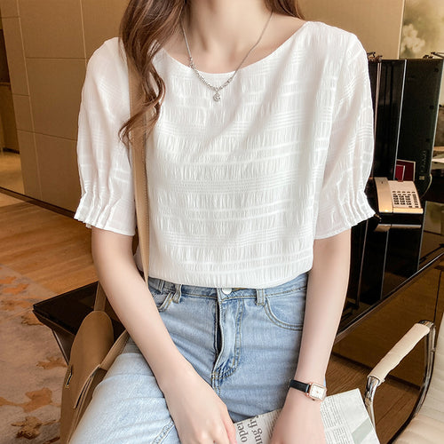 Haut féminin à la mode avec un design texturé léger et une coupe aérienne Levoire