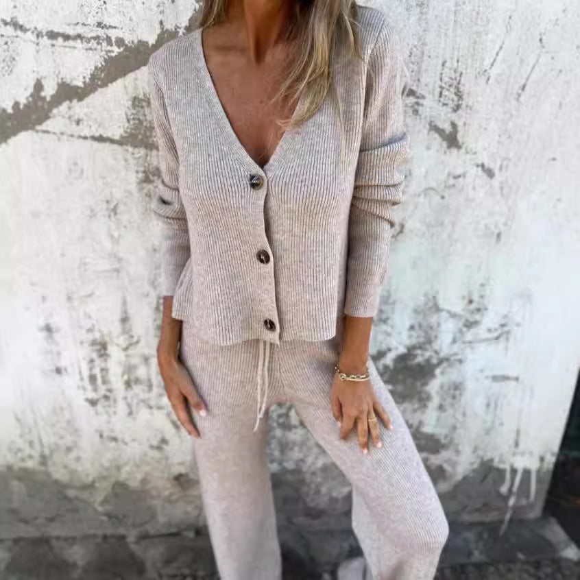 Costume tricoté pour femme avec décolleté en V profond et détails de boutons élégants Levoire