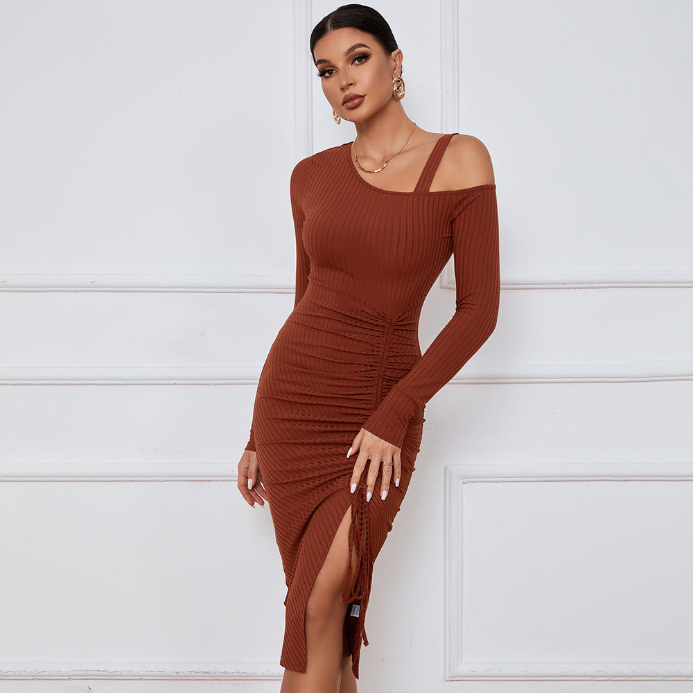 Robe côtelée ajustée pour femme avec décolleté asymétrique et fronces sophistiquées Levoire