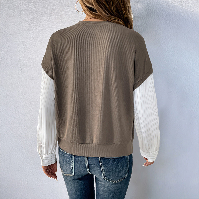 T-shirt féminin à la mode avec un look superposé créatif et des manches roulées élégantes Levoire