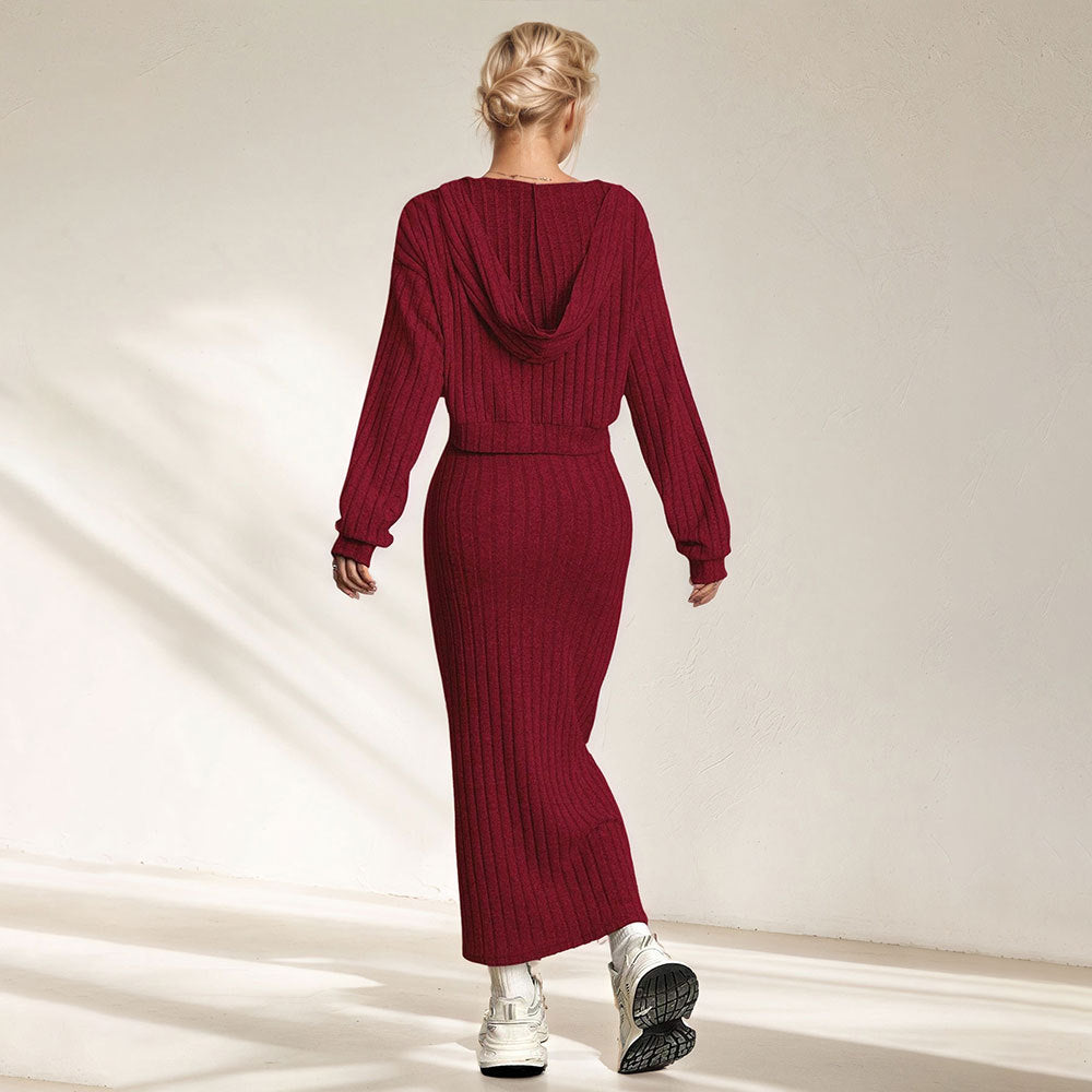 Robe maxi femme en tricot côtelé de haute qualité avec un décolleté en V profond et une coupe sculptante.