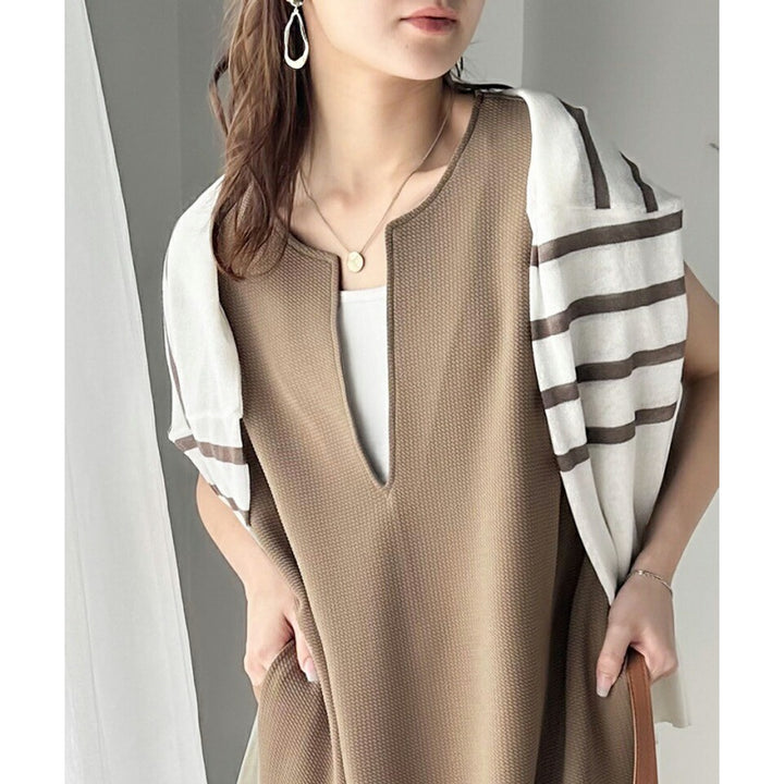 Robe midi pour femmes avec un innovative col en V et des poches latérales pratiques Levoire