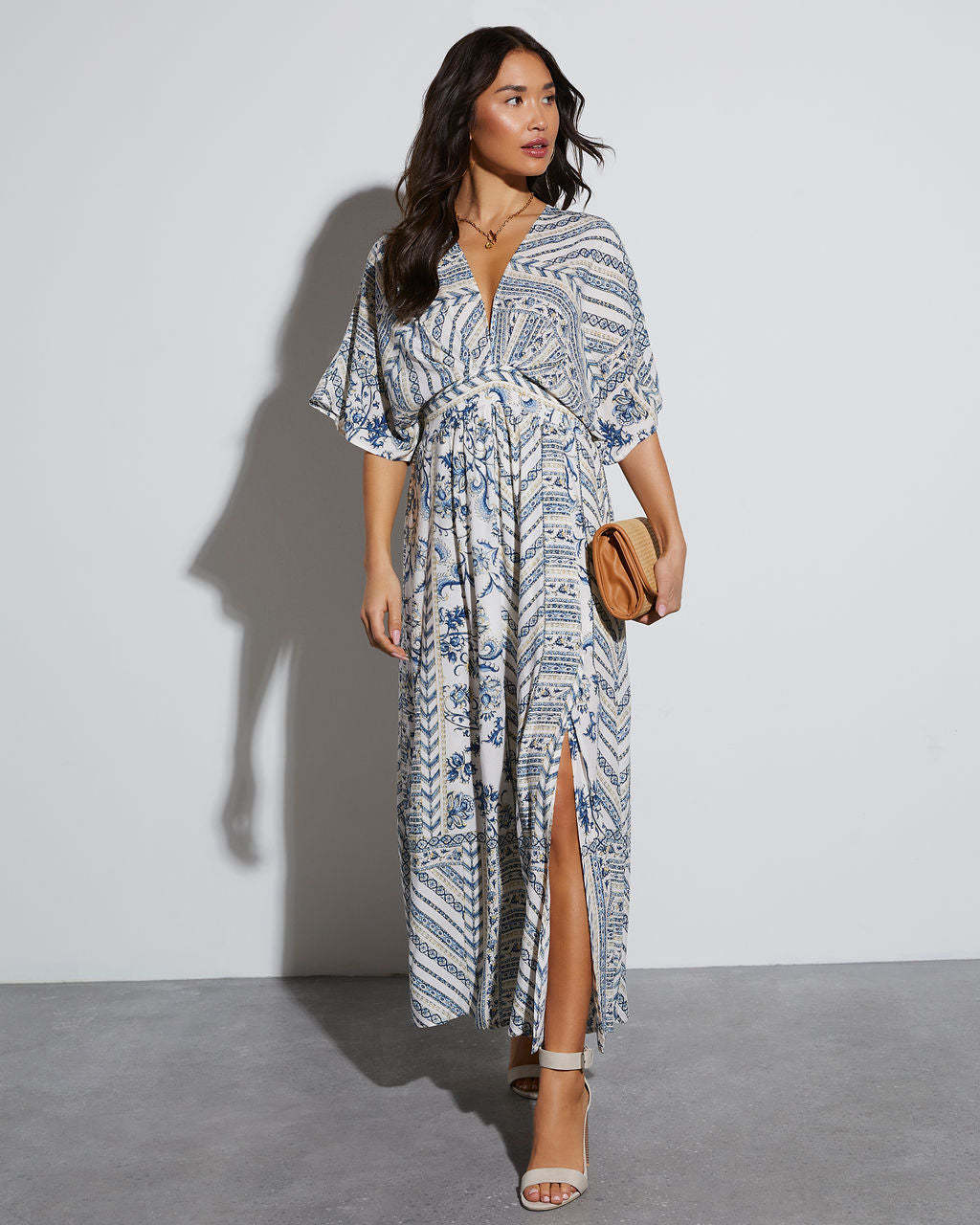 Robe maxi femme avec un élégant décolleté en V, fente sur le côté et motif floral Levoire