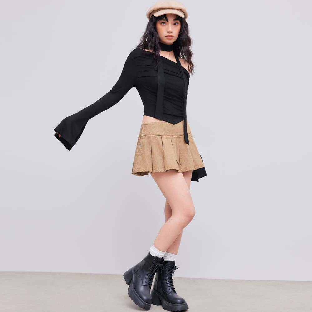 Top court pour femmes avec design de halter asymétrique et drapé élégant Levoire