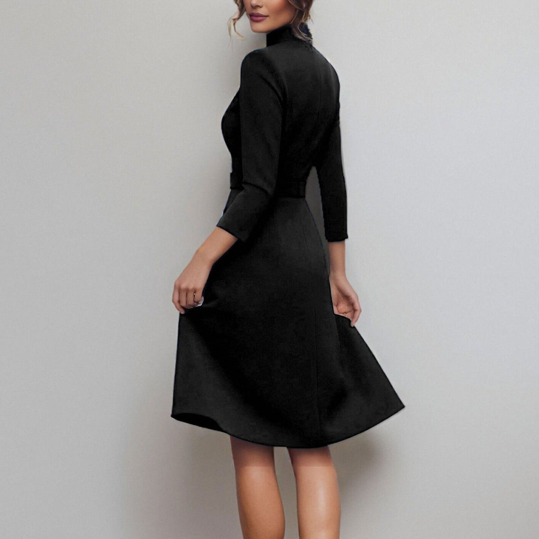 Robe fourreau élégante pour femmes avec ceinture à la taille et coupe structurée Levoire