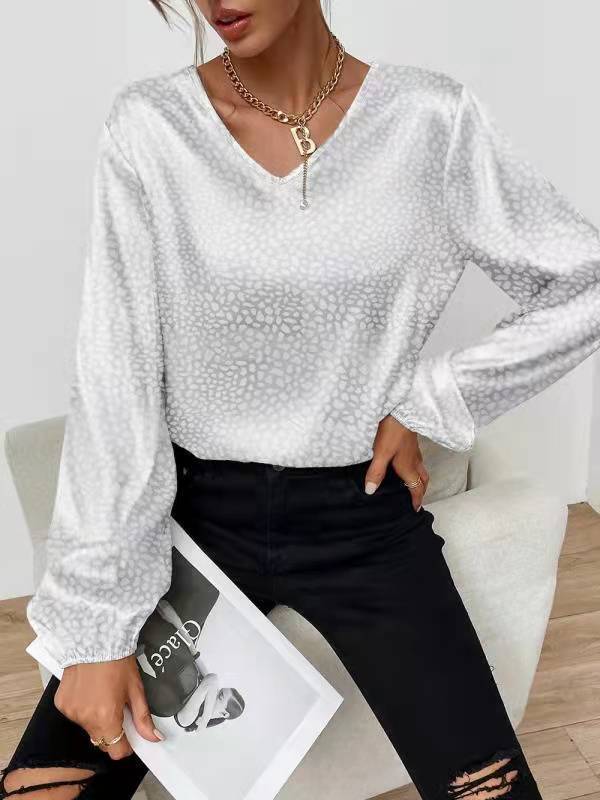 Blouse élégante pour femmes avec un col en V moderne et un motif orné Levoire