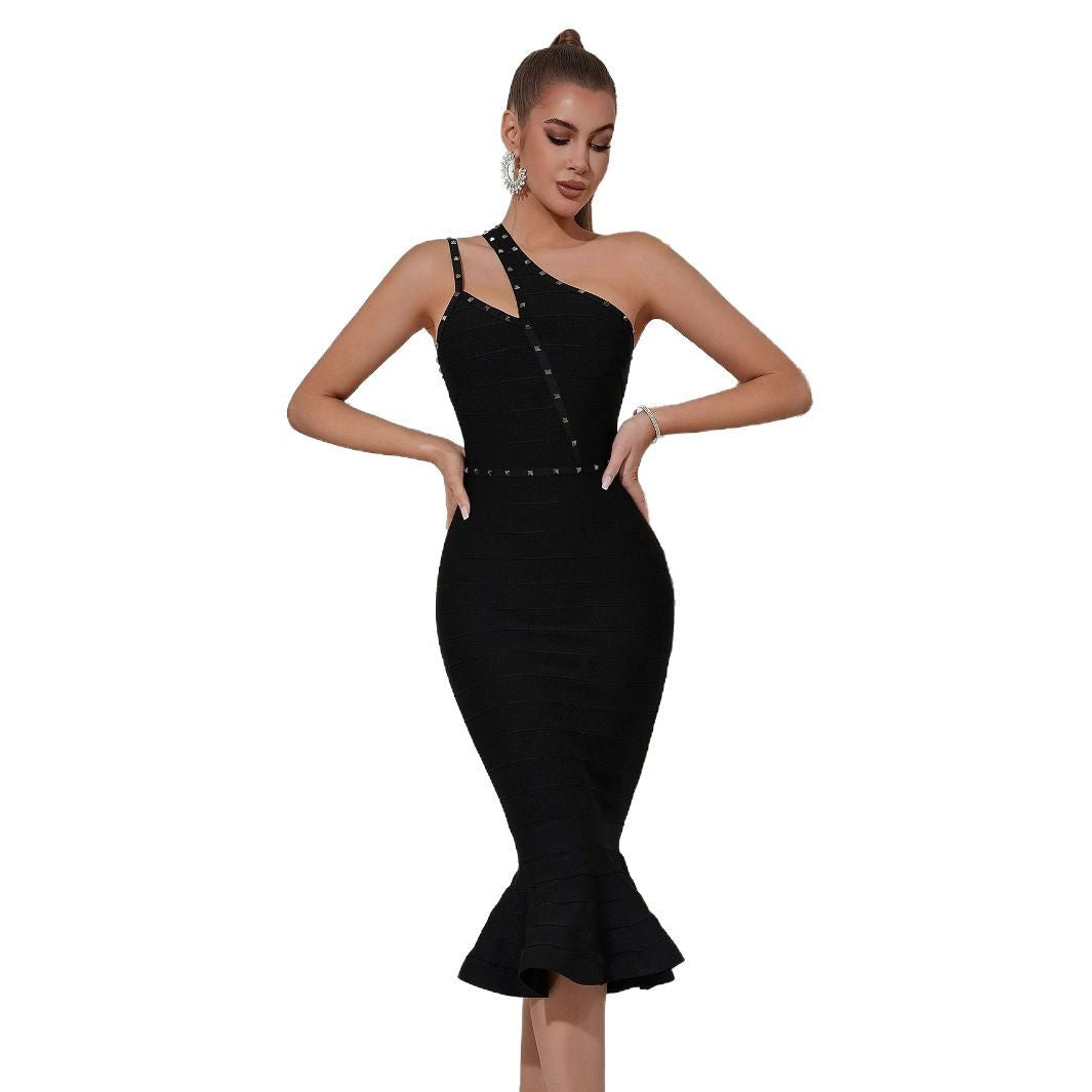 Robe fourreau élégante pour femmes avec design asymétrique et bretelles décoratives Levoire