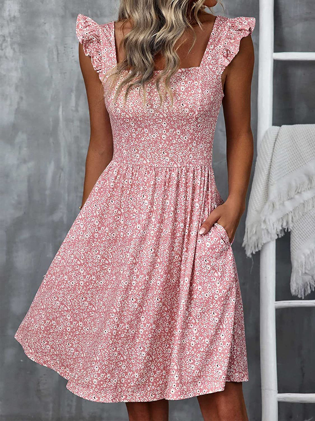 Robe d'été pour femmes avec des manches froncées et une fente Levoire