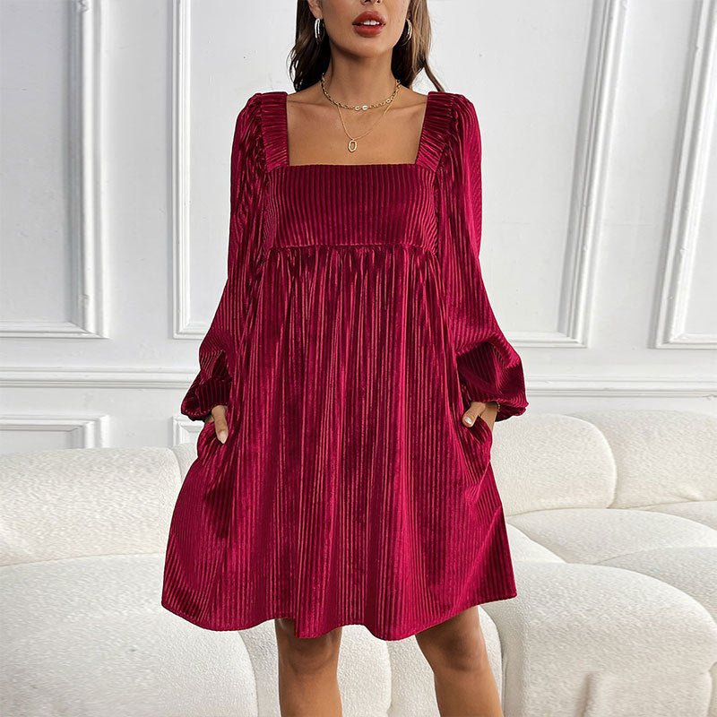 Robe oversize pour femmes avec un élégant détail de volants et en tissu cord luxueux Levoire
