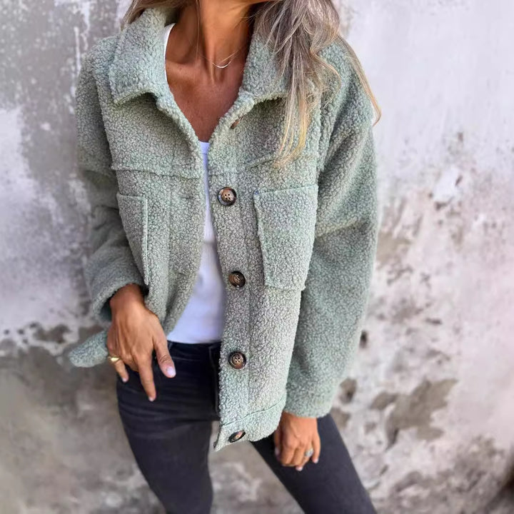 Veste oversized en peluche pour femmes avec poches pratiques et patte de boutonnage Levoire