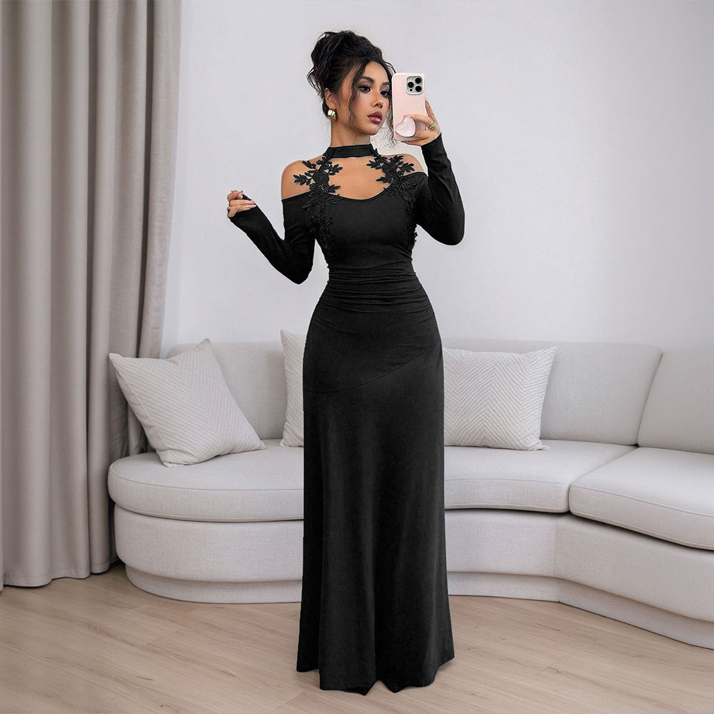 Robe de soirée ajustée pour femmes avec design à bretelles dénudées et accents floraux Levoire