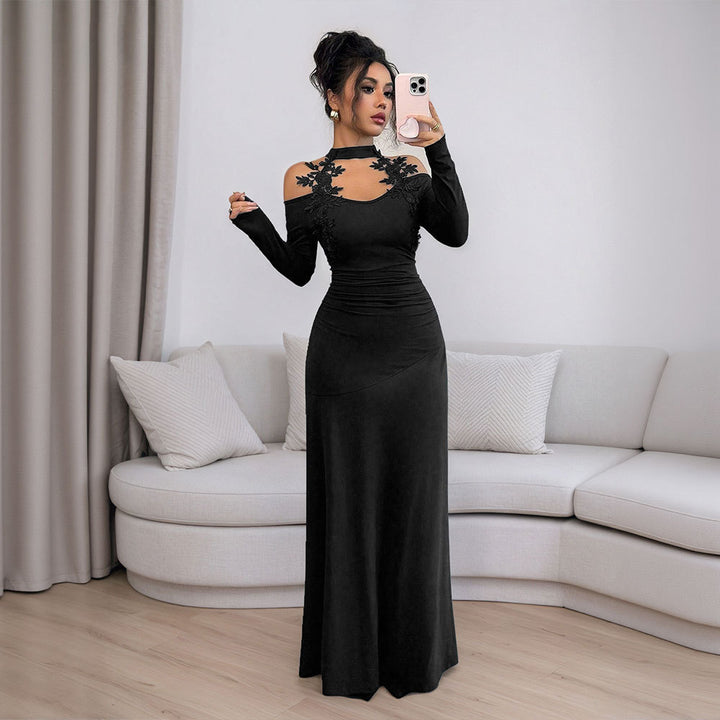 Robe de soirée ajustée pour femmes avec design à bretelles dénudées et accents floraux Levoire