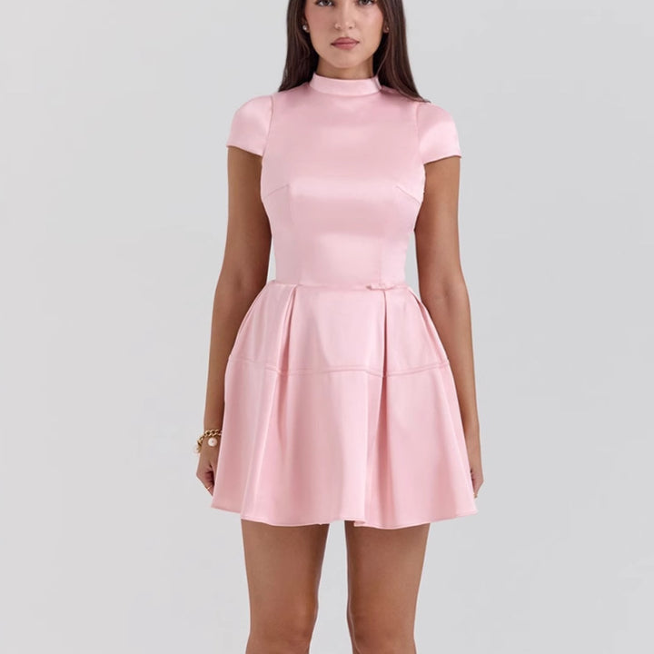 Robe courte élégante pour femmes avec jupe plissée et col montant chic Levoire