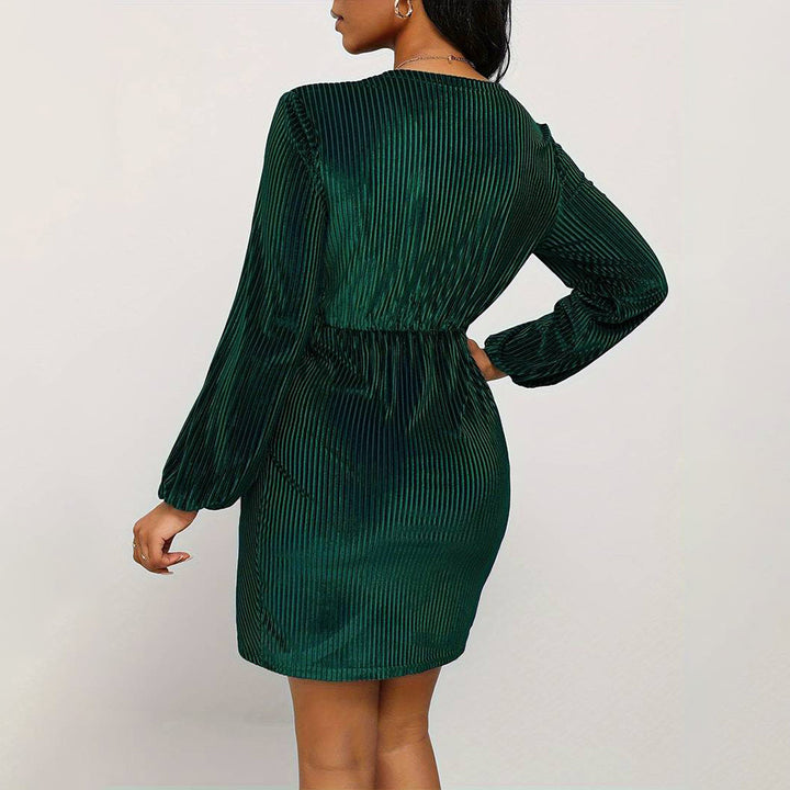Robe portefeuille femme avec un élégant col en V et des détails de volants raffinés Levoire