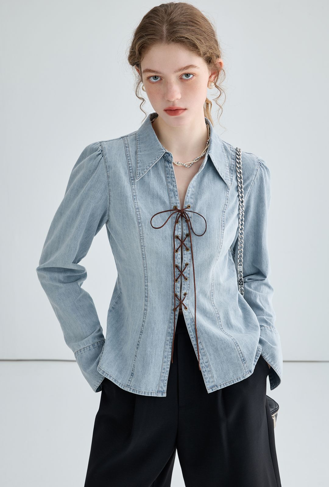 Blouse en jean pour femmes avec décolleté lacé et élégantes manches bouffantes Levoire