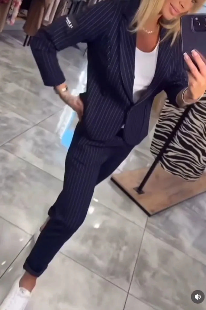 Ensemble de blazer élégant pour femmes avec des rayures à la mode et coupe ajustée Levoire