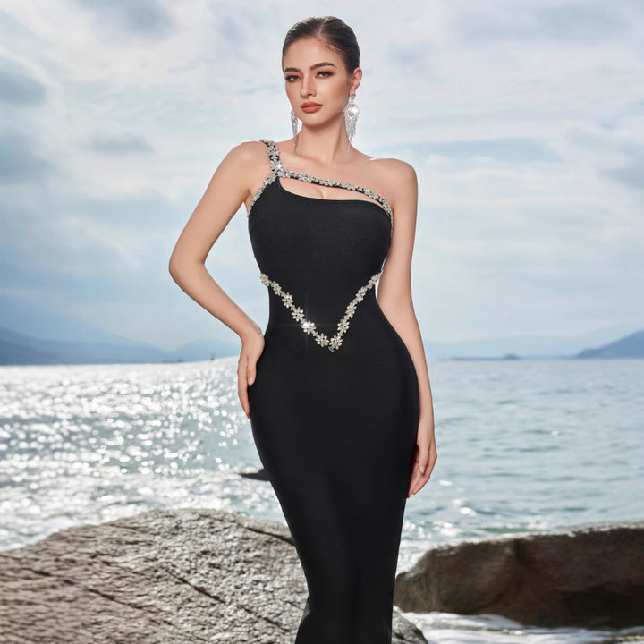Robe de soirée élégante pour femme, moulante, avec un design asymétrique des straps et des embellissements en strass Levoire