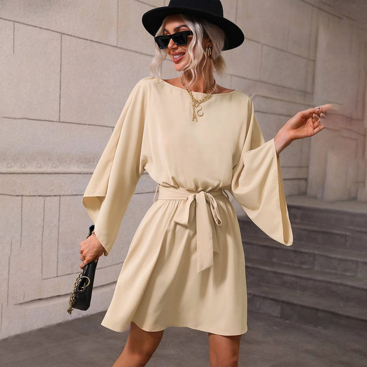 Robe minuscule pour femmes avec large manche chauve-souris et ceinture à la taille Levoire