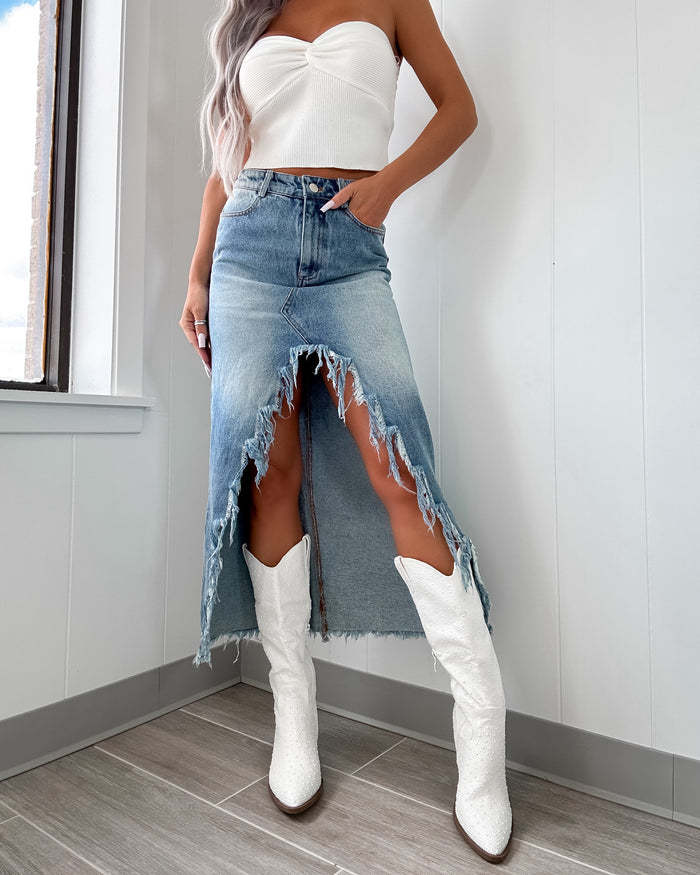 Jupe en denim pour femmes dans un style moderne à haute-bas avec des détails en franges Levoire