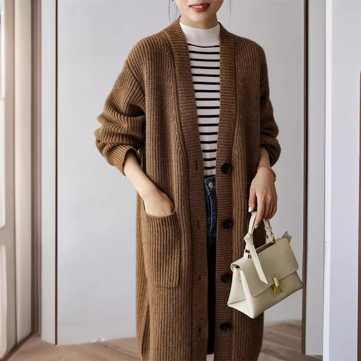 Cardigan tricoté pour femmes à coupe généreuse avec poches pratiques et patte de bouton décorative Levoire