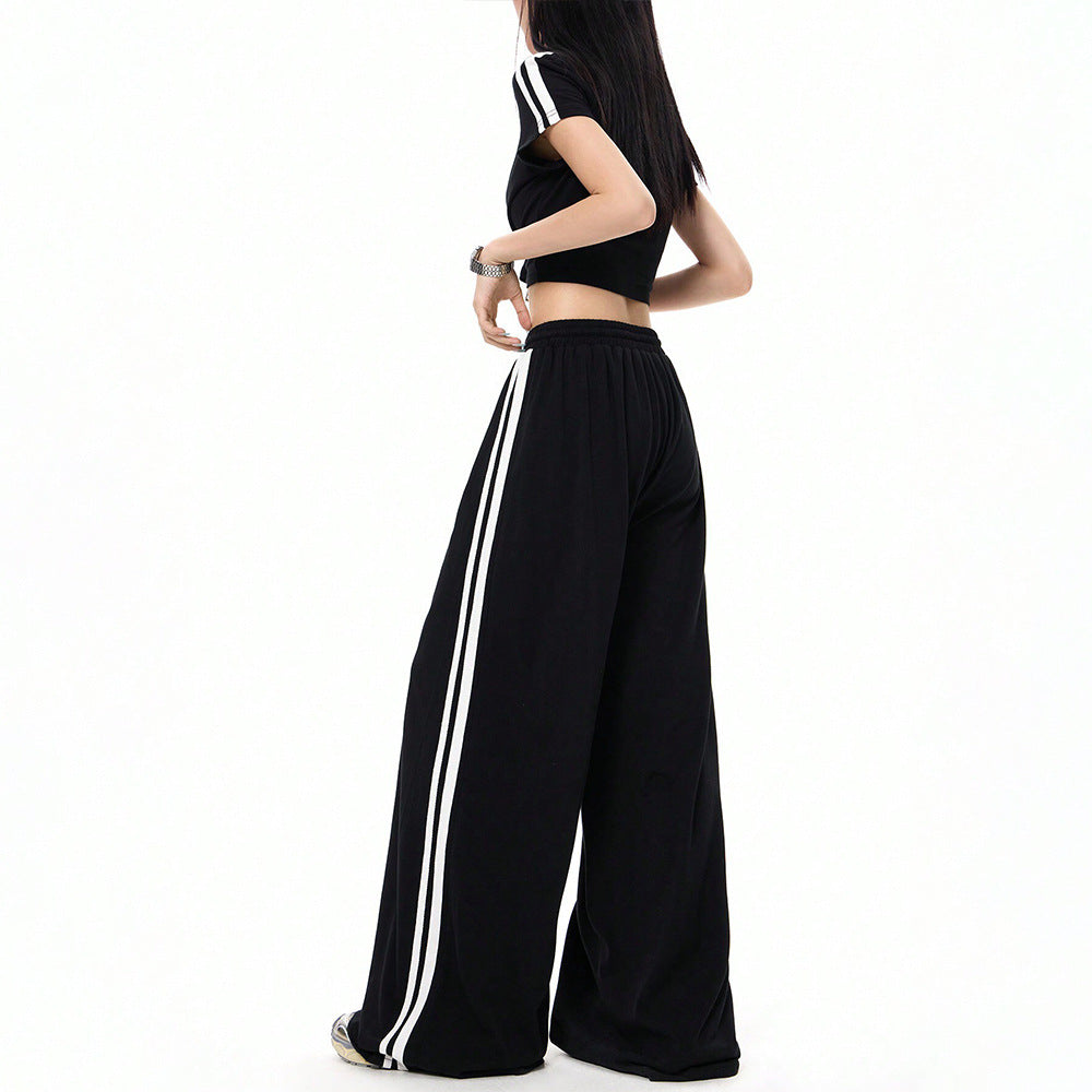 Ensemble sportif féminin composé d'un crop top et de pantalons à coupe ample avec des détails en slip Levoire