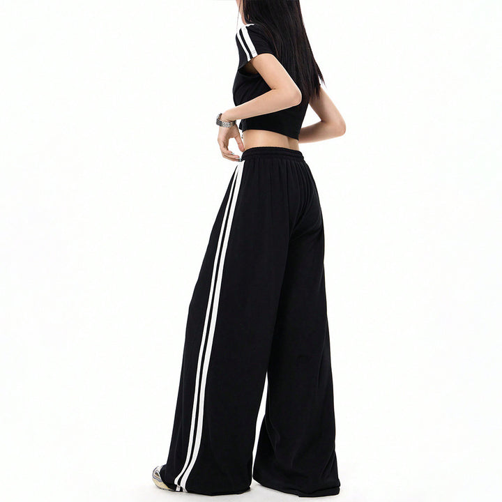 Ensemble sportif féminin composé d'un crop top et de pantalons à coupe ample avec des détails en slip Levoire