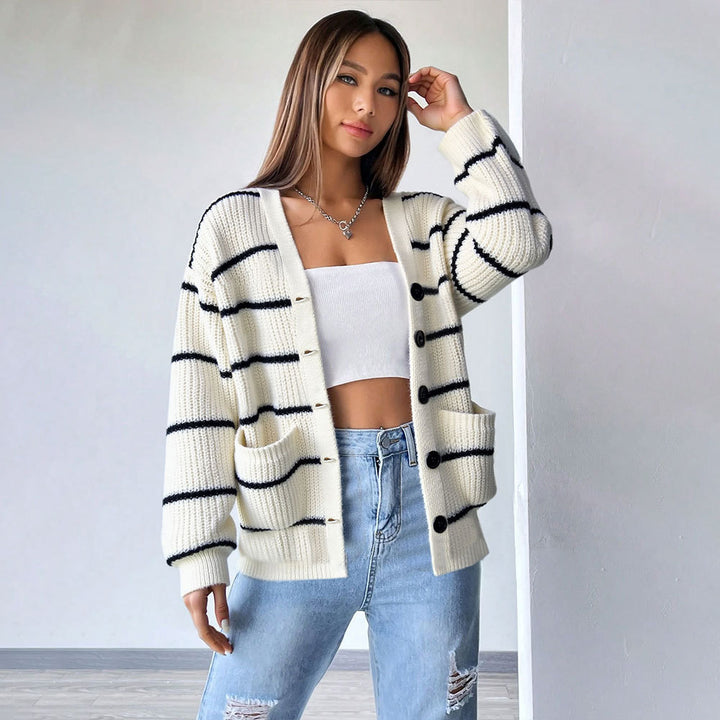 Cardigan tricoté à manches courtes rayé pour femmes avec fermeture à boutons et poches latérales Levoire