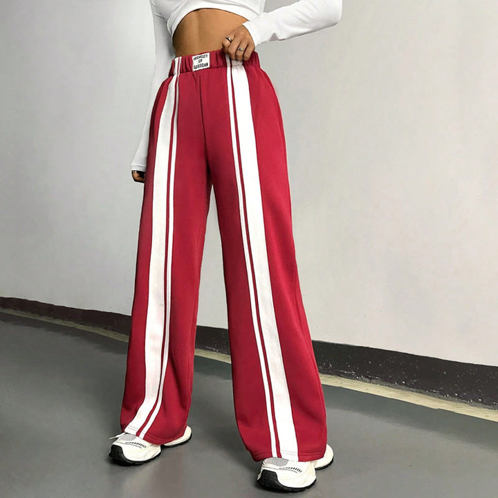 Pantalons d'entraînement pour femmes dans une coupe moderne avec des rayures latérales Levoire