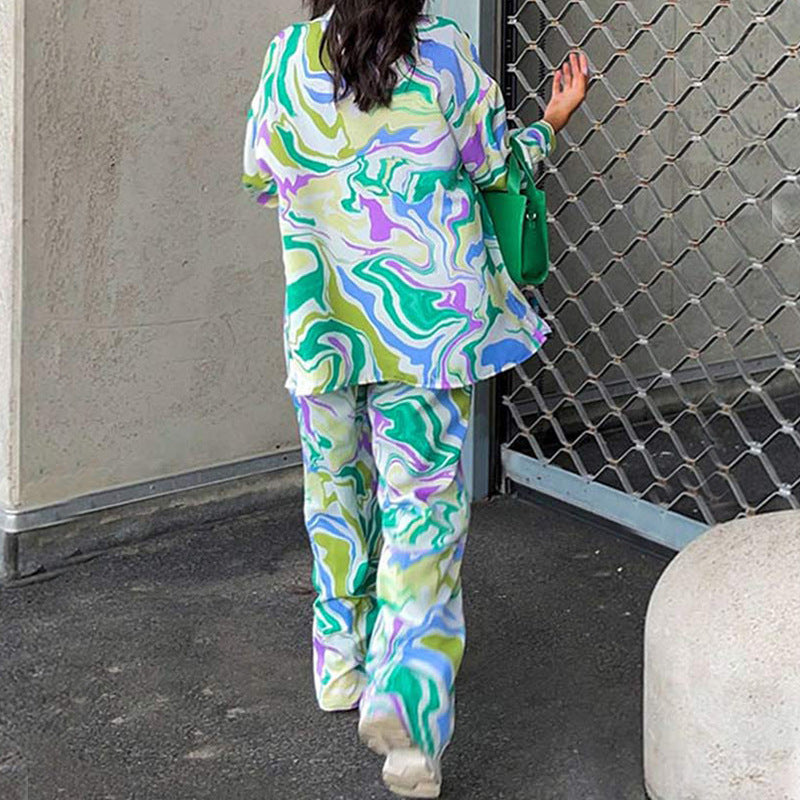 Ensemble femme avec pantalon large et blouse décontractée dans un motif moderne Levoire