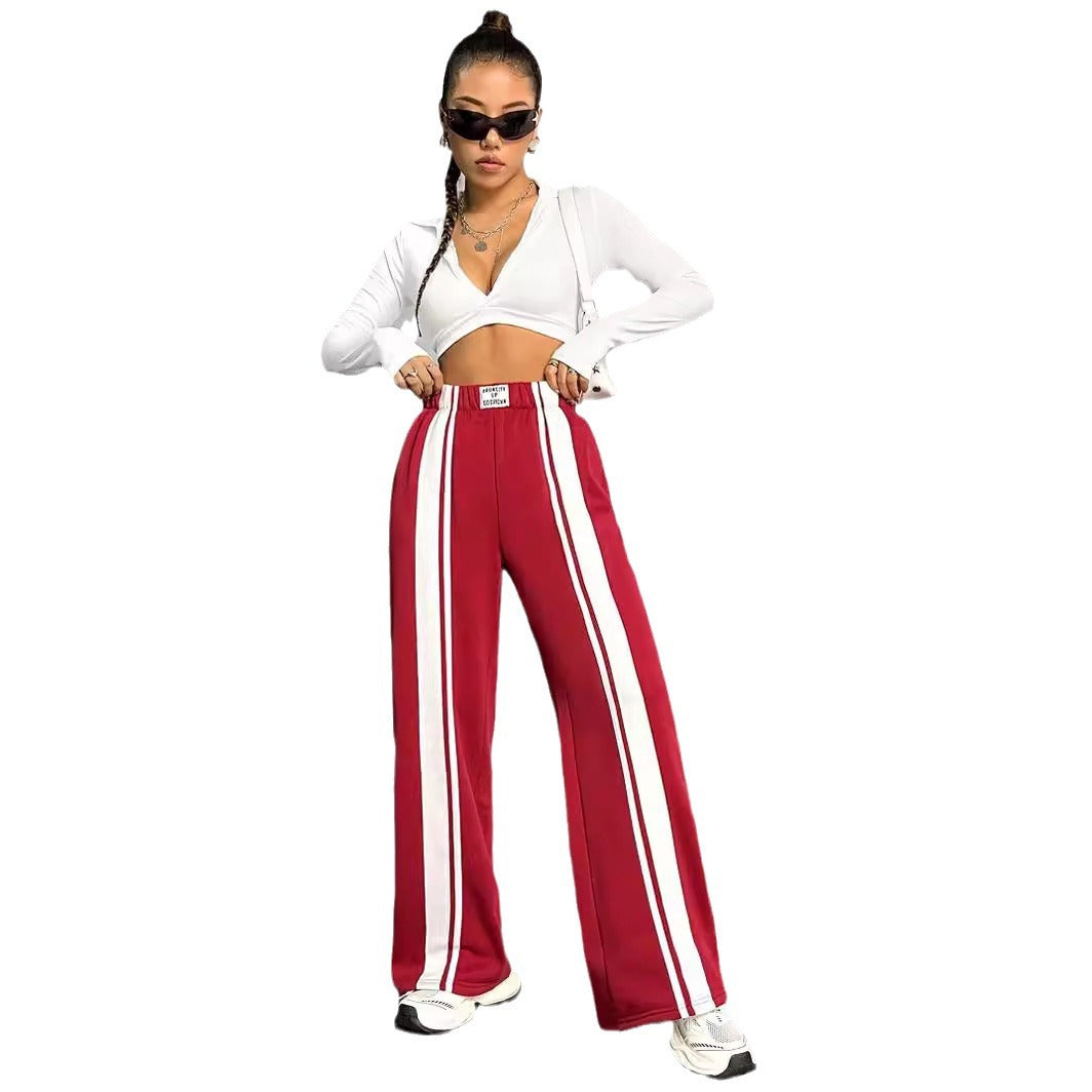 Pantalons d'entraînement pour femmes dans une coupe moderne avec des rayures latérales Levoire