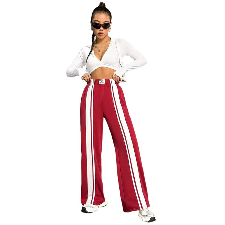 Pantalons d'entraînement pour femmes dans une coupe moderne avec des rayures latérales Levoire
