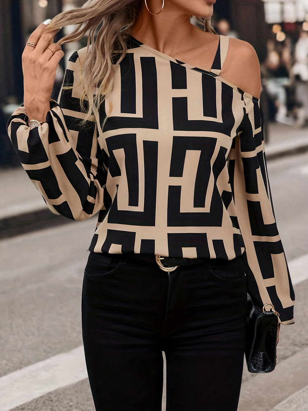 T-shirt Femme Tendance avec Coupe Asymétrique et Motif Graphique Levoire