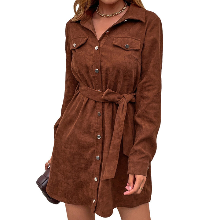 Robe pour femme au style utilitaire élégant avec détails de boutons et taille ceinturée Levoire