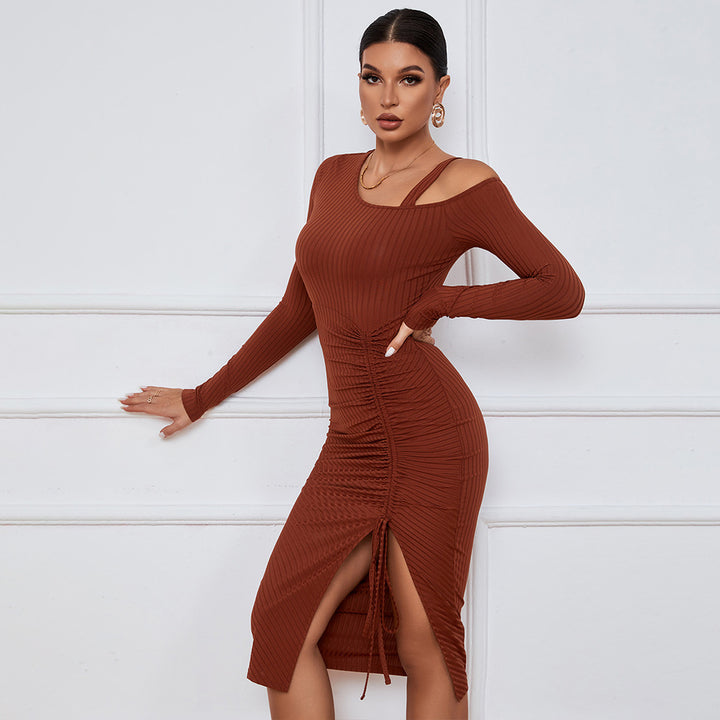 Robe côtelée ajustée pour femme avec décolleté asymétrique et fronces sophistiquées Levoire