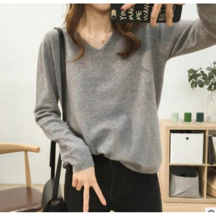 Pull féminin à col en V avec une coupe décontractée et des matériaux doux Levoire