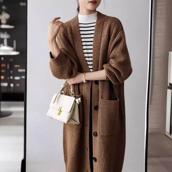 Cardigan tricoté pour femmes à coupe généreuse avec poches pratiques et patte de bouton décorative Levoire