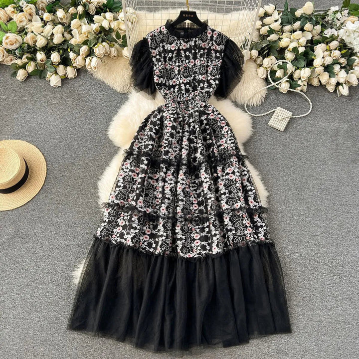 Levoire | Robe en tulle avec de belles et élégantes coutures en dentelle Noir Taille libre