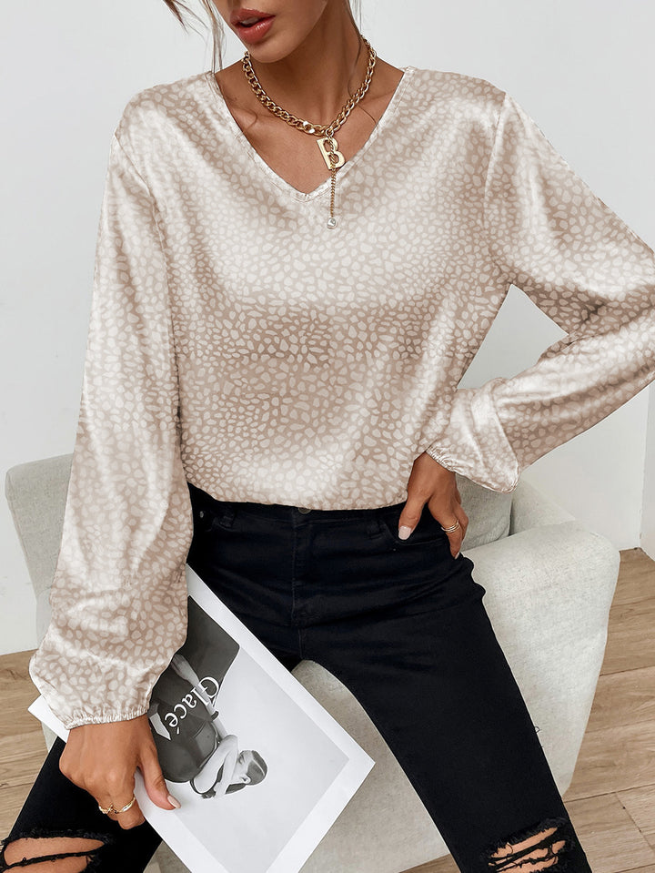 Blouse élégante pour femmes avec un col en V moderne et un motif orné Levoire