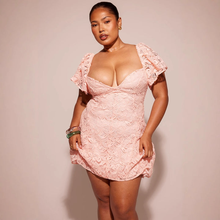 Robe en dentelle pour femme avec des manches volumineuses et un col V Levoire