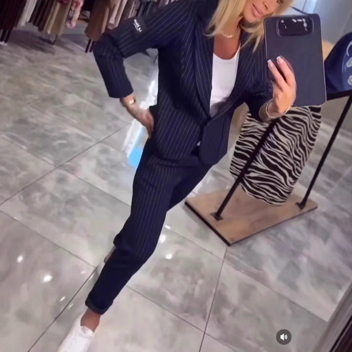 Ensemble de blazer élégant pour femmes avec des rayures à la mode et coupe ajustée Levoire
