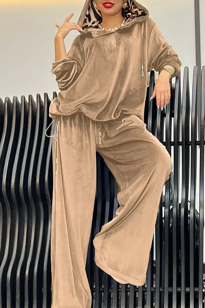 Costume de détente confortable pour femme avec capuche et finition satinée élégante Levoire