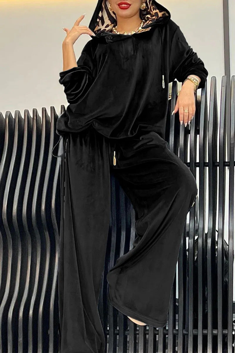 Costume de détente confortable pour femme avec capuche et finition satinée élégante Levoire