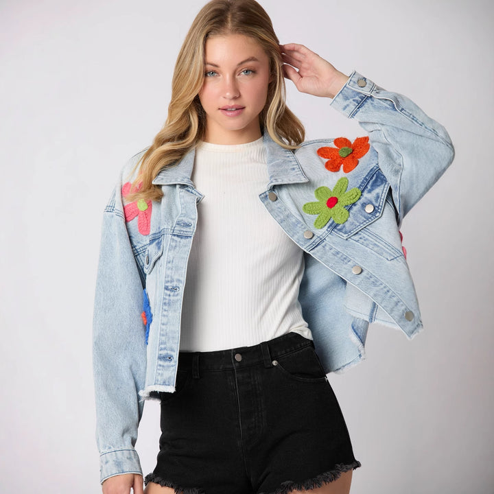 Veste en denim tendance pour femmes au look sportif avec motif coloré Levoire