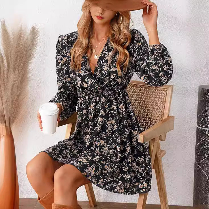 Robe florale pour femmes avec décolleté en V et design ajusté Levoire