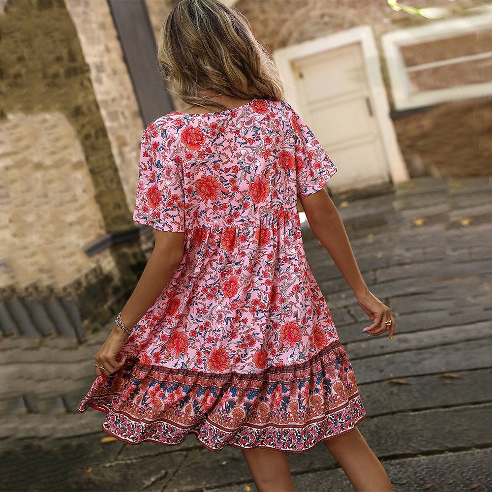Robe d'été florale pour femmes avec ourlet à volants ludique et détail de boutons Levoire