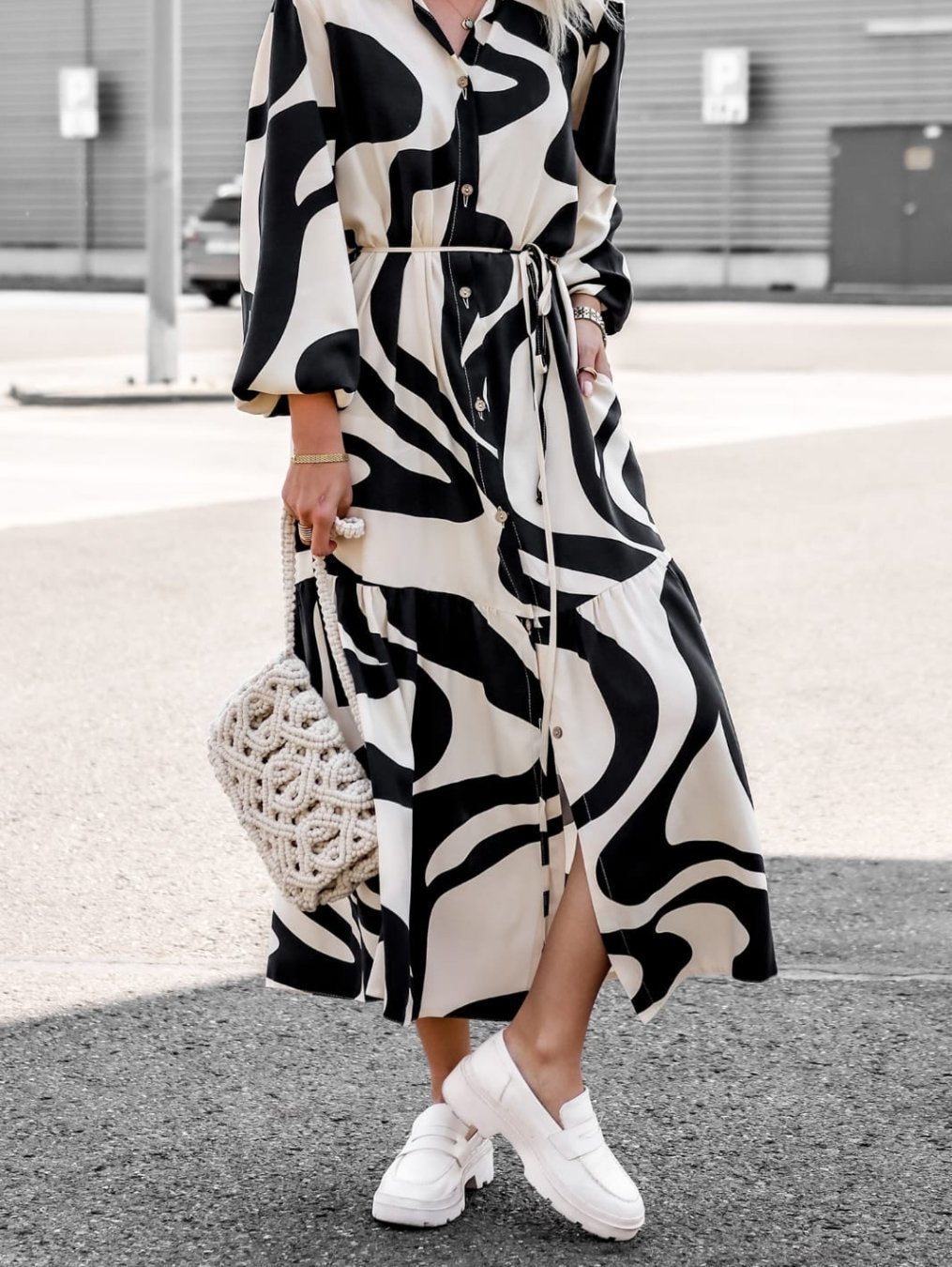 Robe à manches longues pour femmes avec motif à la mode et ceinture pratique.
